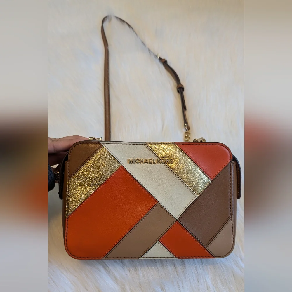 Beautiful Michael Kors crossbody purse. - Picture 2 of 16